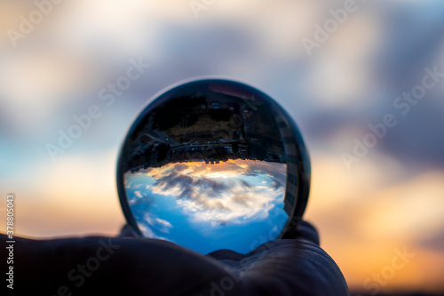 Fototapeta Naklejka Na Ścianę i Meble -  Espectacular atardecer captado desde una bola de cristal