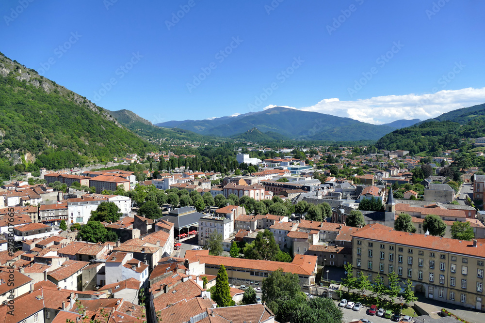Vue panoramique sur la ville de Foix et les Pyrénées au loin