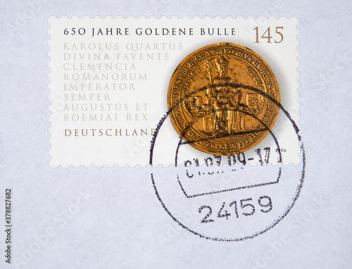 stamp briefmarke retro vintage gestempelt used frankiert post letter mail brief 650 jahre goldene bulle medaille gold metall taler münze photo