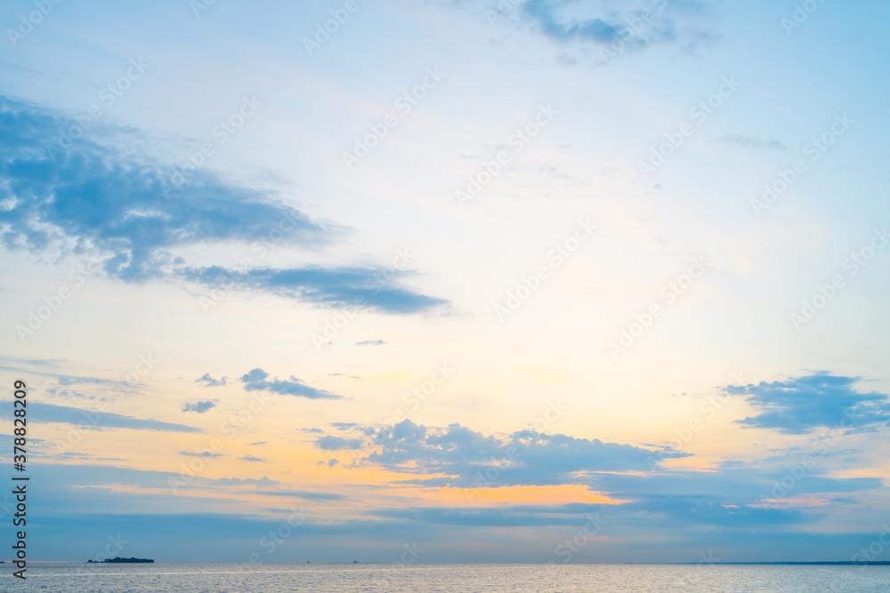 Obraz premium Sky water and clouds at sunset