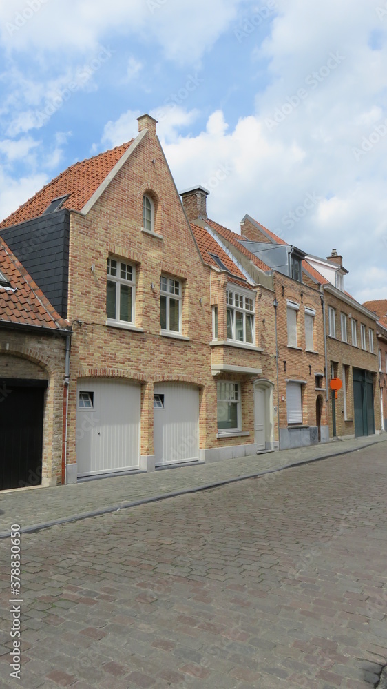 Vista de casas con frentes de ladrillo y calles adoquinadas en la ciudad de Brujas, Bélgica.