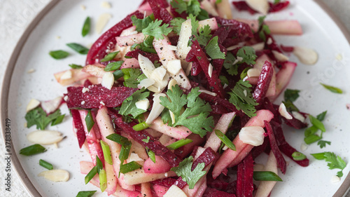 Spicy salad Asian-style with beets, apples and almonds