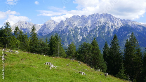 Blick auf das Karwendelgebirge mit Schöttelkarspitz und der Soierngruppe