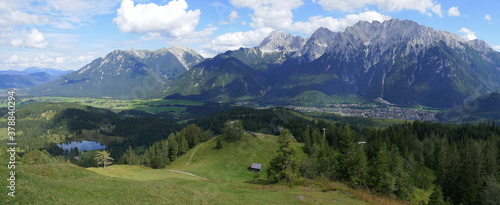 Panoramaaufnahme vom Hohen Kranzberg mit Blick auf das Karwendelgebirge mit Schöttelkarspitze und der Soierngruppe sowie Wildensee