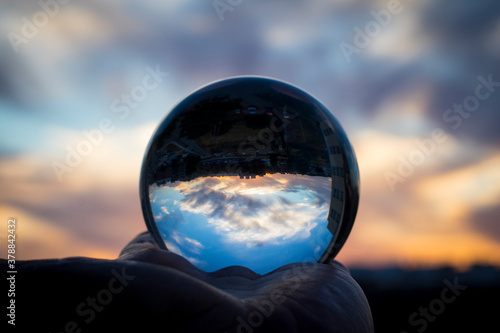 Fototapeta Naklejka Na Ścianę i Meble -  Espectacular atardecer captado desde una bola de cristal