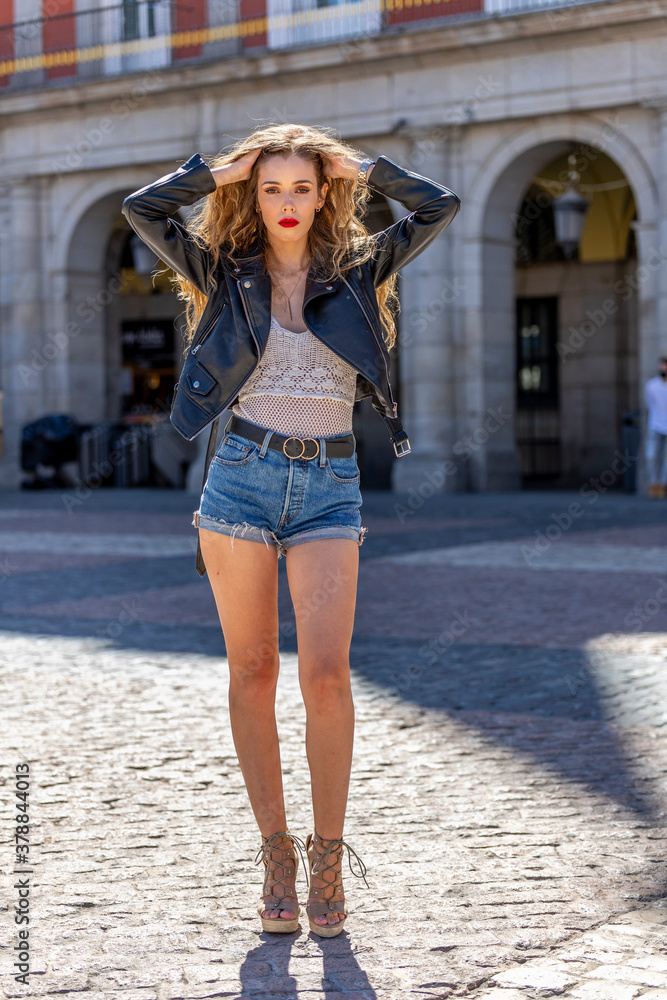 Modelo femenina posando en entorno urbano de Madrid Capital, vestida con ropa urbana Modelo femenina posando en entorno urbano de Madrid Capital, vestida con ropa urbana