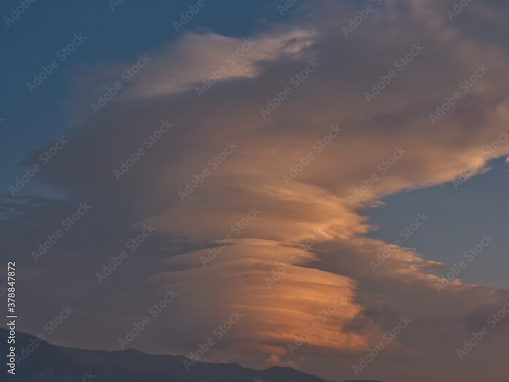 朝日を浴びる吊るし雲