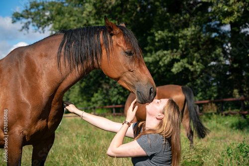 Pferdehaltung und Pferdezucht, junge Frau bei Ihren Pferden auf der  Pferdekoppel © Countrypixel