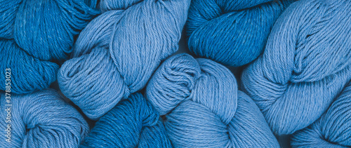 Tableau sur toile soft blue wool skein of yarn pattern