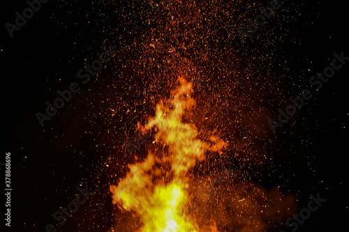 Fuego de madera en Fiesta en el bosque Rumania, quemando madera / Wood fire at Forest Party Romania, burning wood
