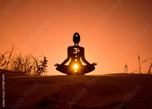 Foto yoga position silhouette in contrasting sun, Sacral chakra