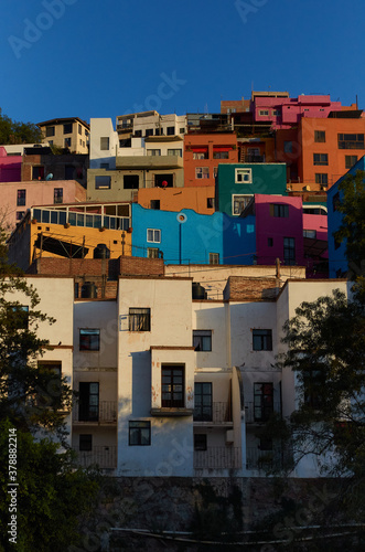 Casas de muchos colores en una colina de Guanajuato © tiqqun