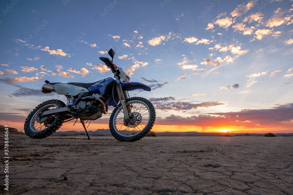 Obraz premium Dual Sport dirt bike on El-mirage dry lake at sunrise