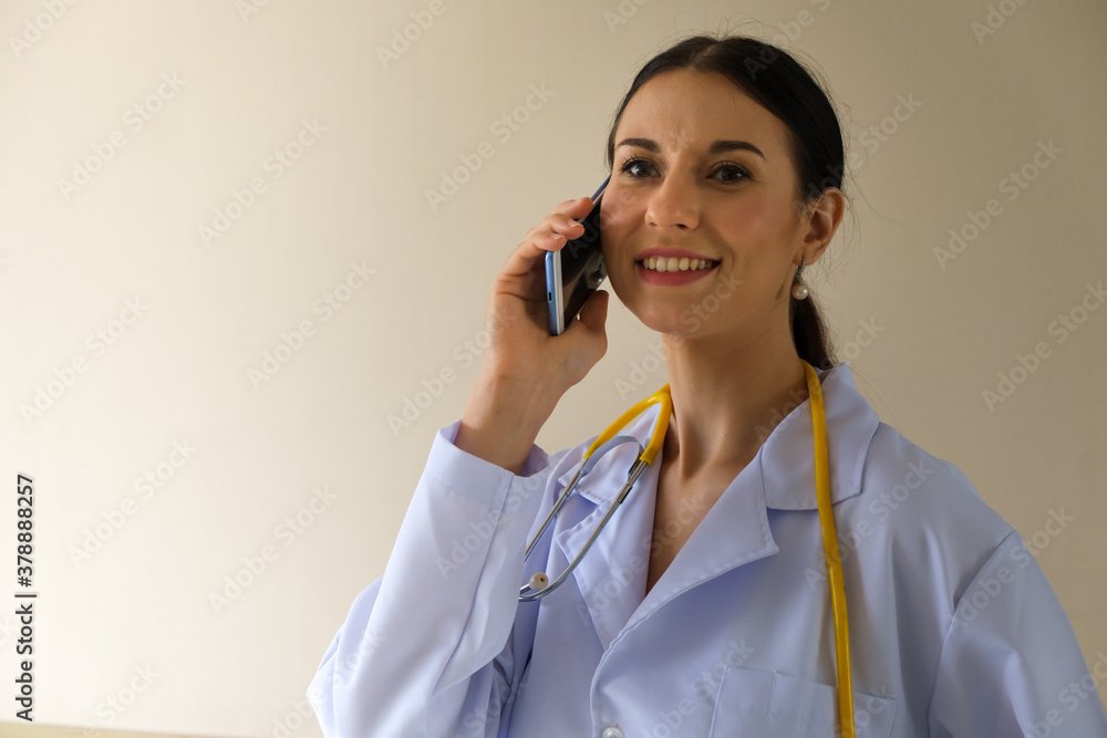 A female doctor is talking on the phone to inquire about the symptoms of the physical patient A female doctor is talking on the phone to inquire about the symptoms of the physical patient