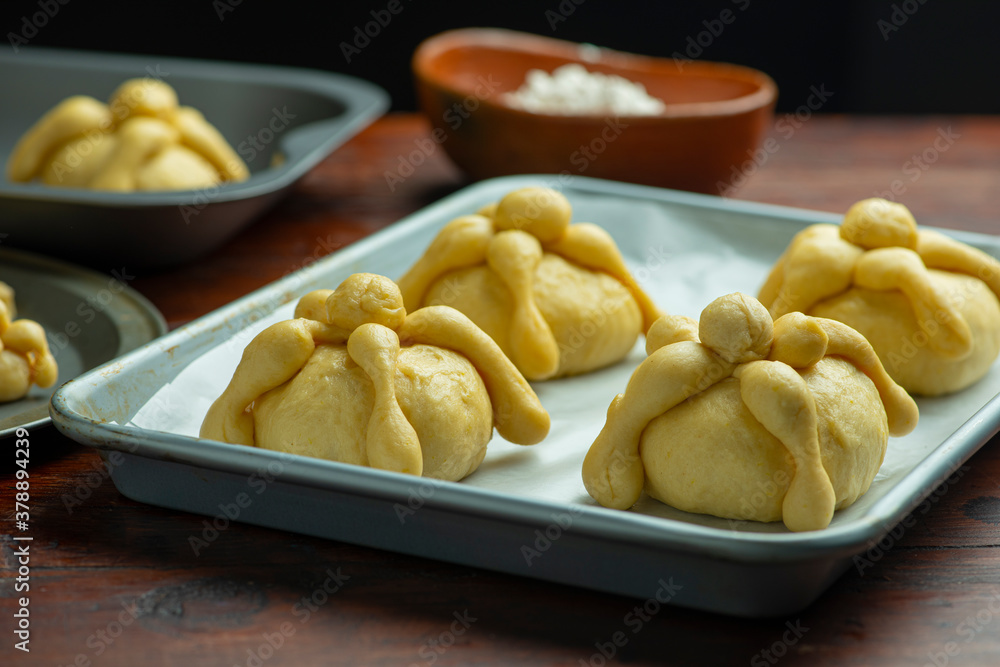 Ingredientes panaderia masa fermentación reposo harina panadero levadura azucar charola pan de muerto mexicano tradicional festividades octubre día de muertos mesa de madera close-up