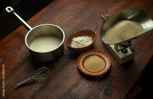 Ingredientes panaderia harina leche levadura azucar pan de muerto mexicano tradicional festividades octubre día de muertos mesa de madera