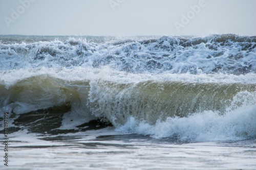 押し寄せては引き、海岸の砂を何度も洗い続ける海の荒波