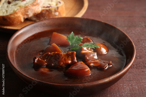 Papier peint 赤茶色の背景のビーフシチュー