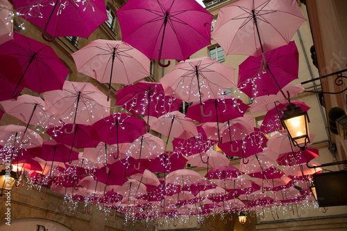 Obraz na plátně Parapluies Roses et Blancs Suspendues