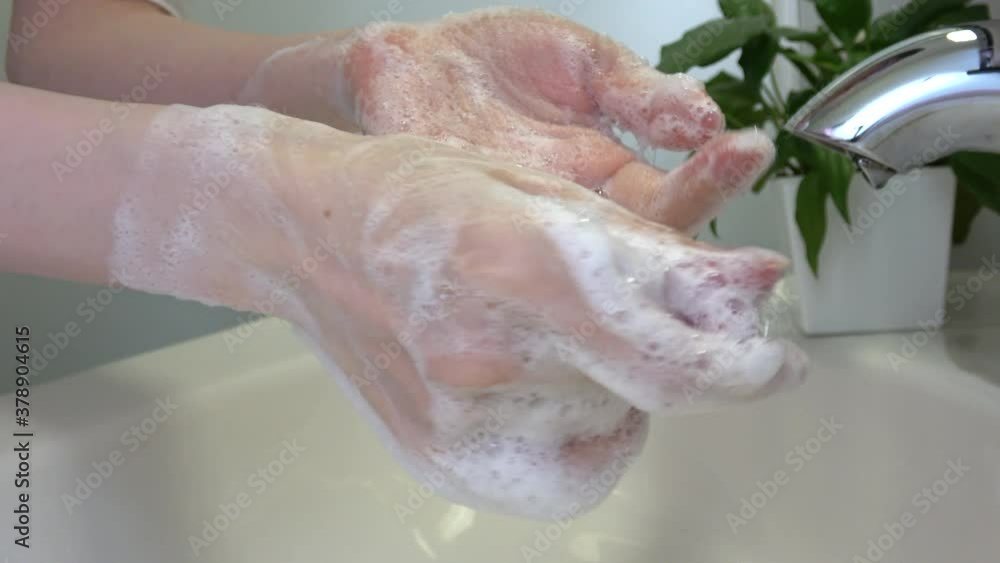 入念に手洗いをする女性 接写 4K / Close up shot of the young woman washing hands. 4K 入念に手洗いをする女性 接写 4K / Close up shot of the young woman washing hands. 4K