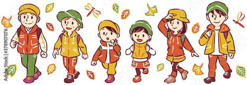 秋の紅葉　アウトドア旅行を楽しむ三世代家族