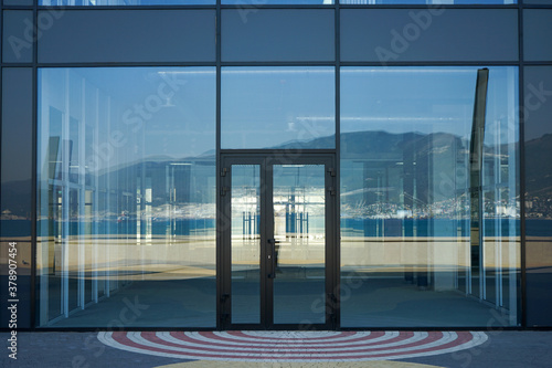 Fotografi beautiful glass facade of the premises for renting a shop