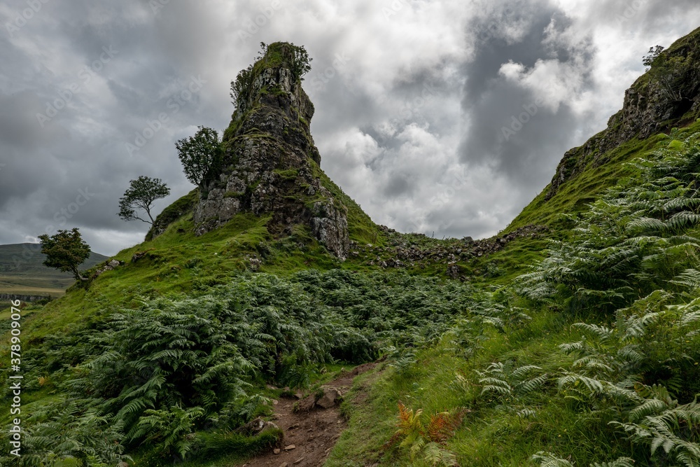 Φωτογραφία The rocks of Faerie Castle (Castle Ewen) at the Fairy Glen in Isle of Skye in Sc