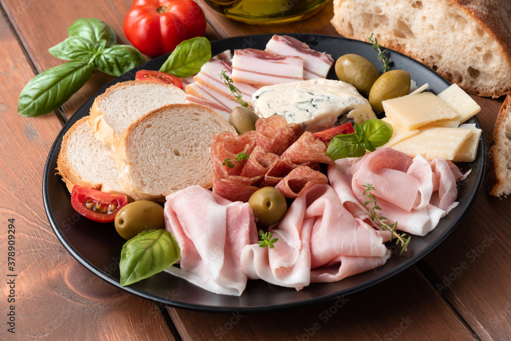 Piatto di prosciutto cotto, salame,guanciale, gorgonzola e grana, antipasti italiani Piatto di prosciutto cotto, salame,guanciale, gorgonzola e grana, antipasti italiani