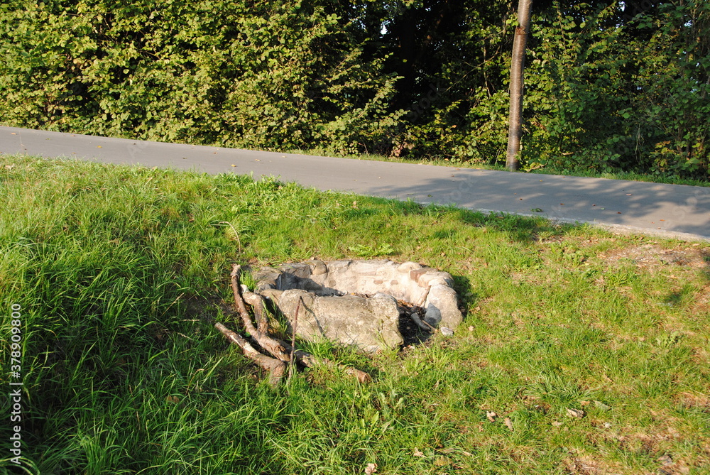 Obraz premium Grillplatz aus stein auf wiese