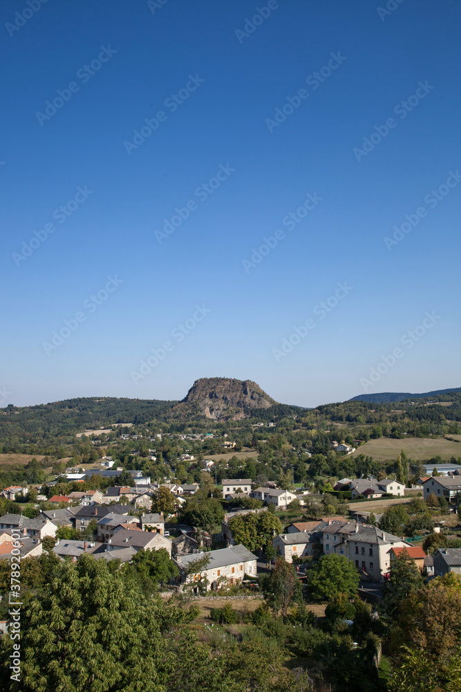 La ville de Saint-Julien Chapteuil (Haute-Loire) au pied d'un suc volcanique