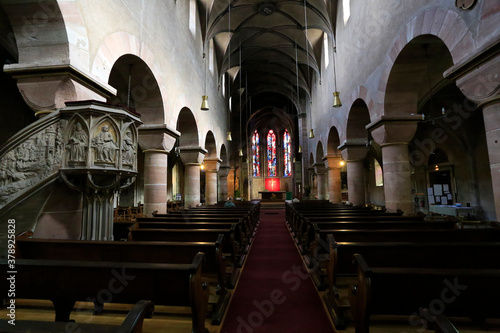 Kirchenschiff der Pfarrkirche St. Georg in Haguenau. Elsass  Frankreich  Europa