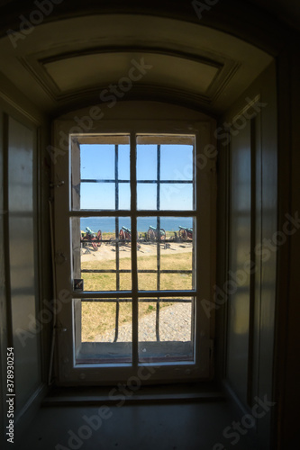 Blick aus dem Fenster auf die anonen Battereie  Schlo   Kronborg  D  nemark  