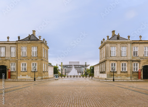 Schloß Amalienborg bei Regen, Blick auf Oper 