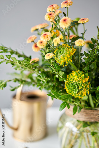 Fotografie Series, step by step installation of flowers in a vase