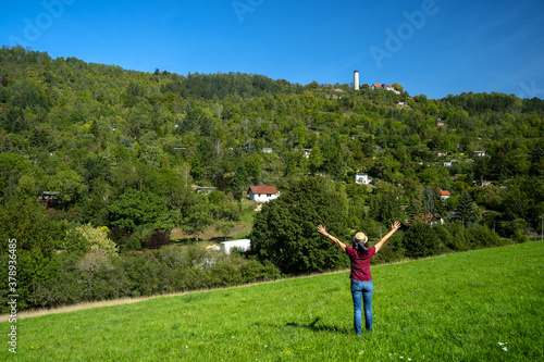 Junge Frau auf Wiese vor den Jenaer Bergen