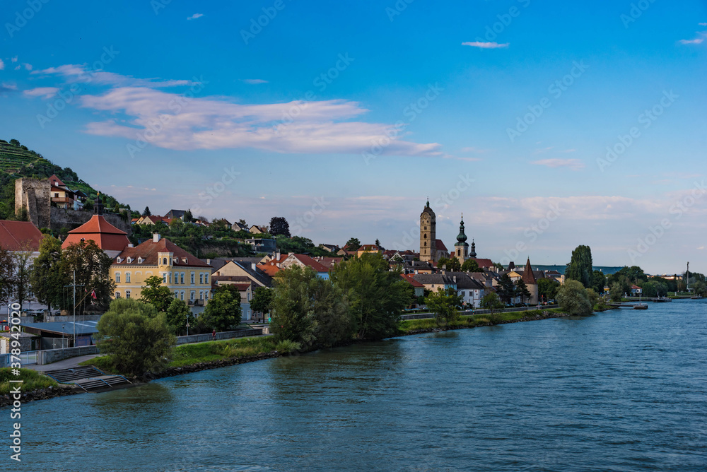 Obraz premium Blick auf Stein an der Donau