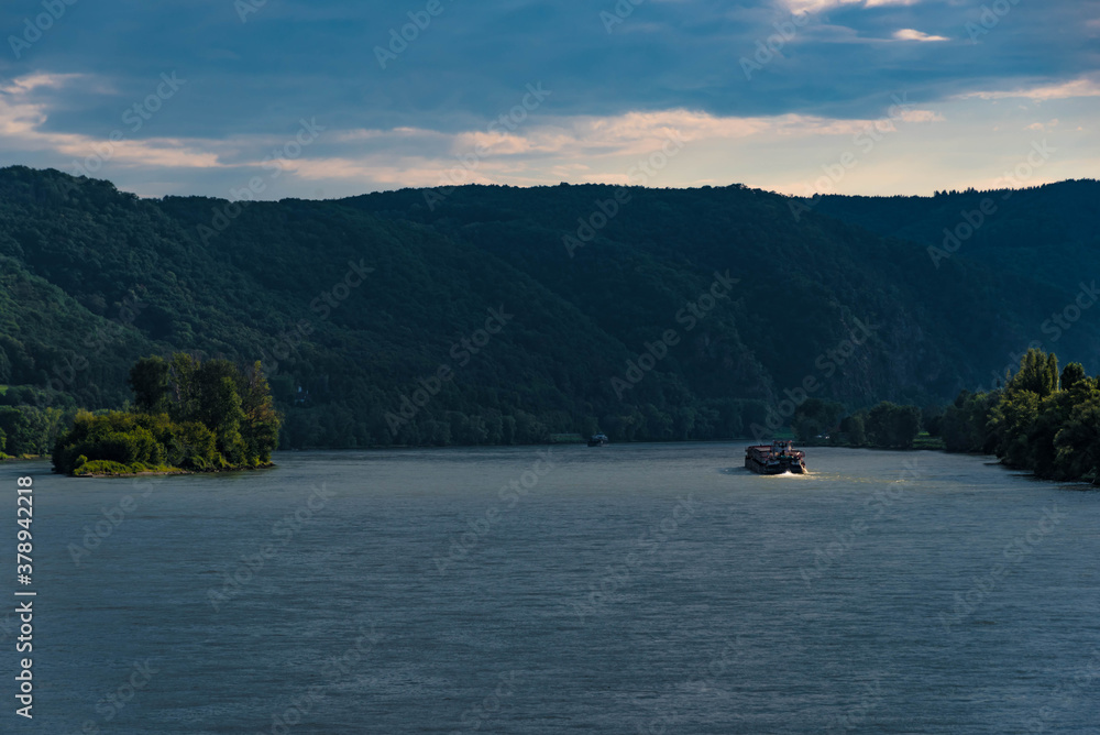 Schiff auf der Donau in der Abenddämmerung