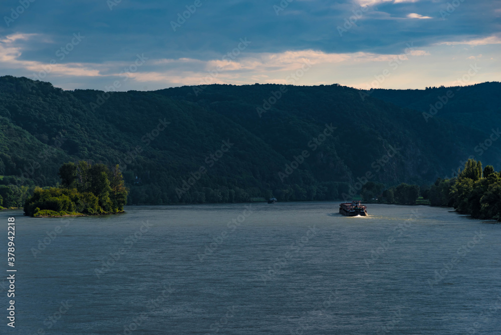 Schiff auf der Donau in der Abenddämmerung Schiff auf der Donau in der Abenddämmerung