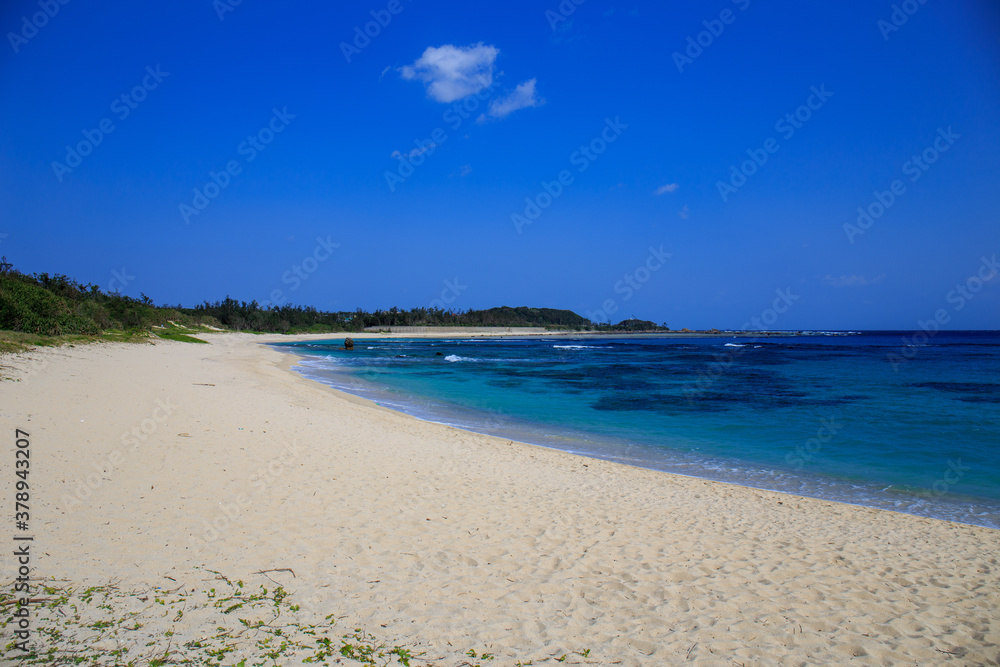 常夏の島の白い砂浜
