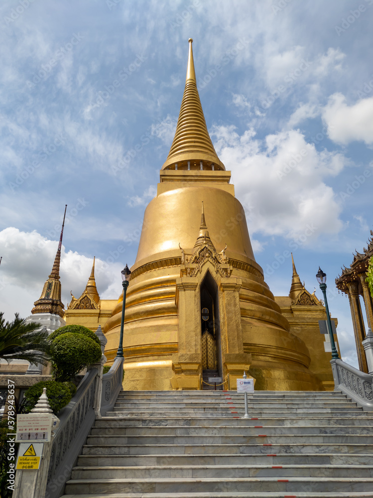 Wat Phra Kaew Temple of the Emerald Buddha,Landmark of Thailand in which tourists from all over the world do not miss to visit.