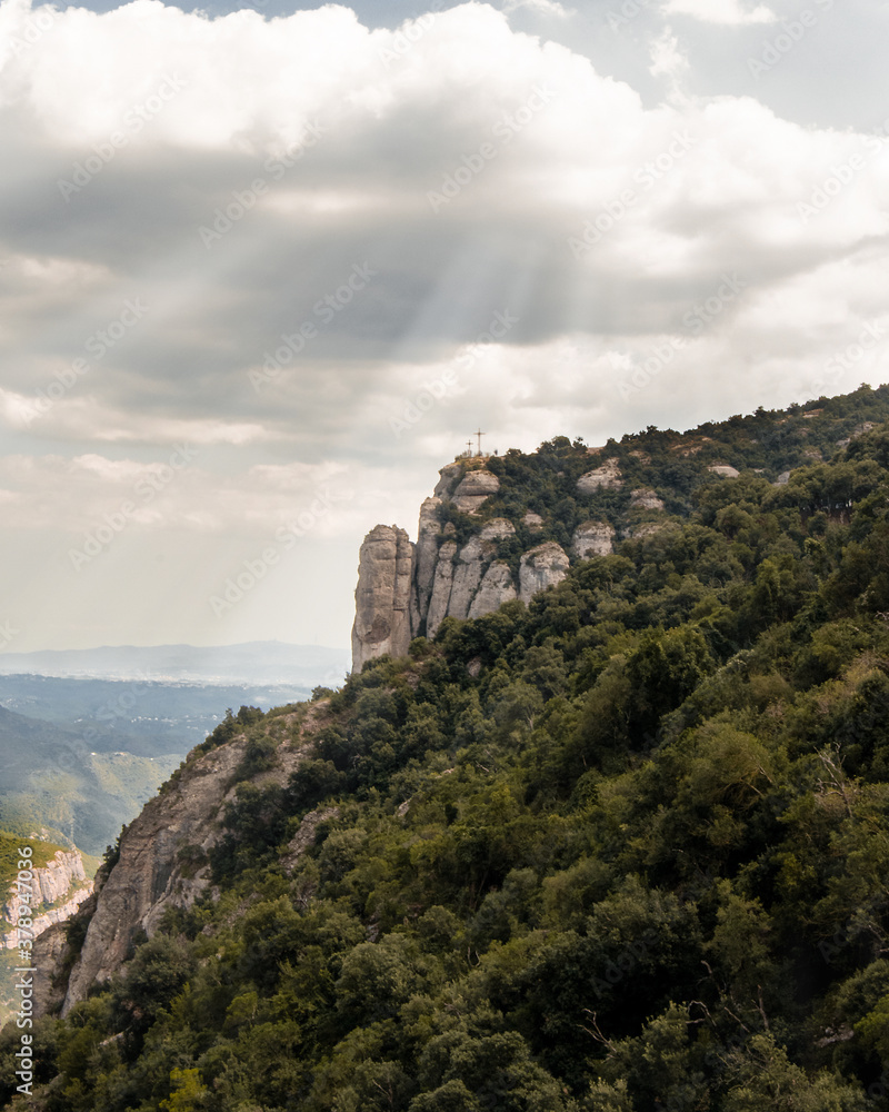 Naklejka premium Cruz en la montaña