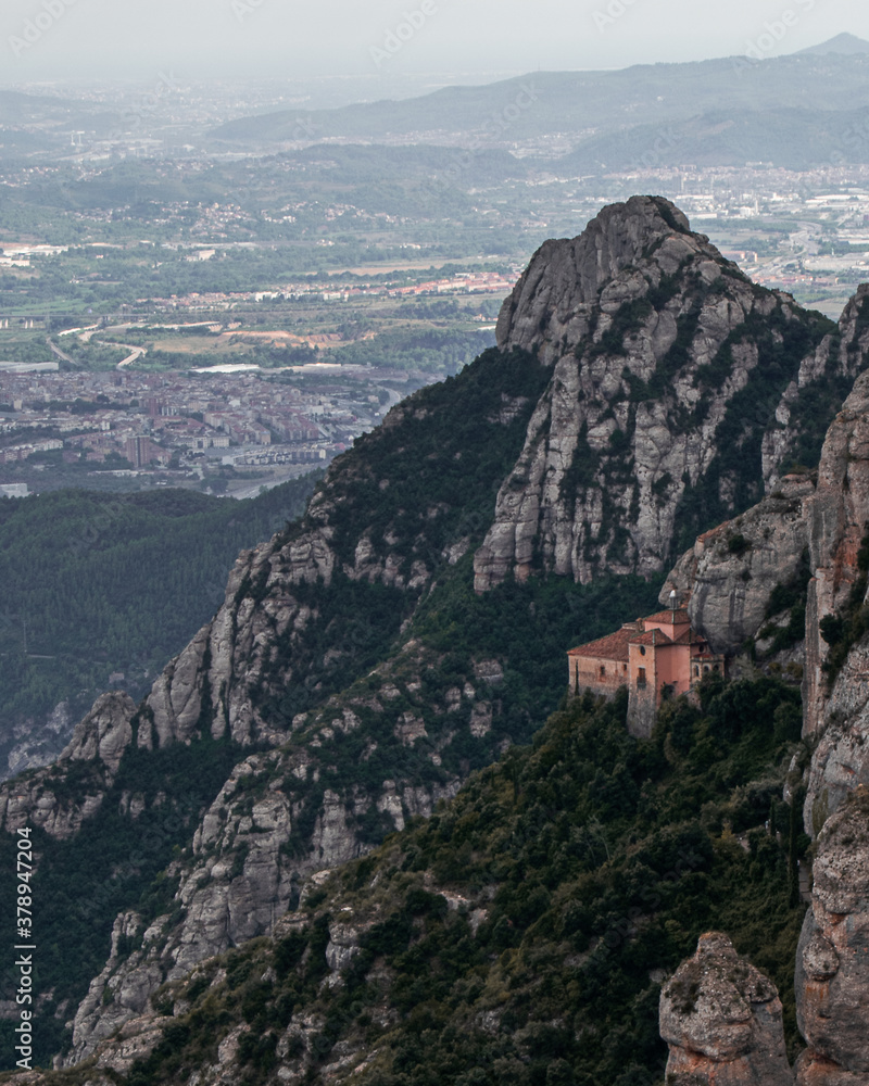 Monasterio en un saliente de la Montaña en Montserrat, Cataluña España.