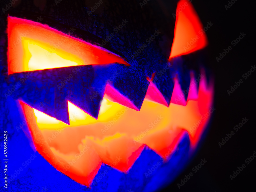 Calabaza de halloween con fuego en su interior en un bosque para celebrar el día de muertos o de todos los santos Calabaza de halloween con fuego en su interior en un bosque para celebrar el día de muertos o de todos los santos