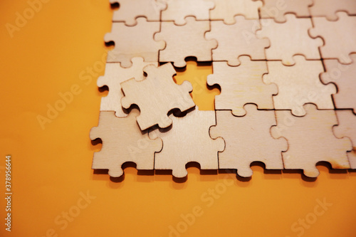 empty jigsaw puzzle, team work background,  無地のジグソーパズル、つながり、次のステップ photo