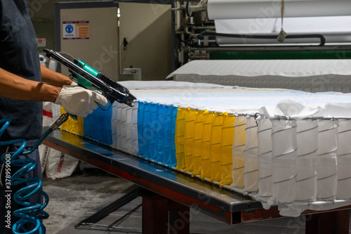 Production Block springs for mattresses. Pocket independent 9 different zones. with Air gun for shooting spring mattress