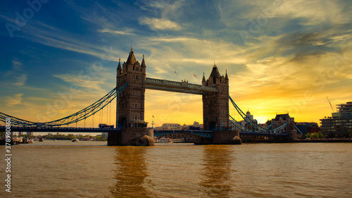 Obraz na płótnie View on world famous London Tower Bridge at sunset w salonie