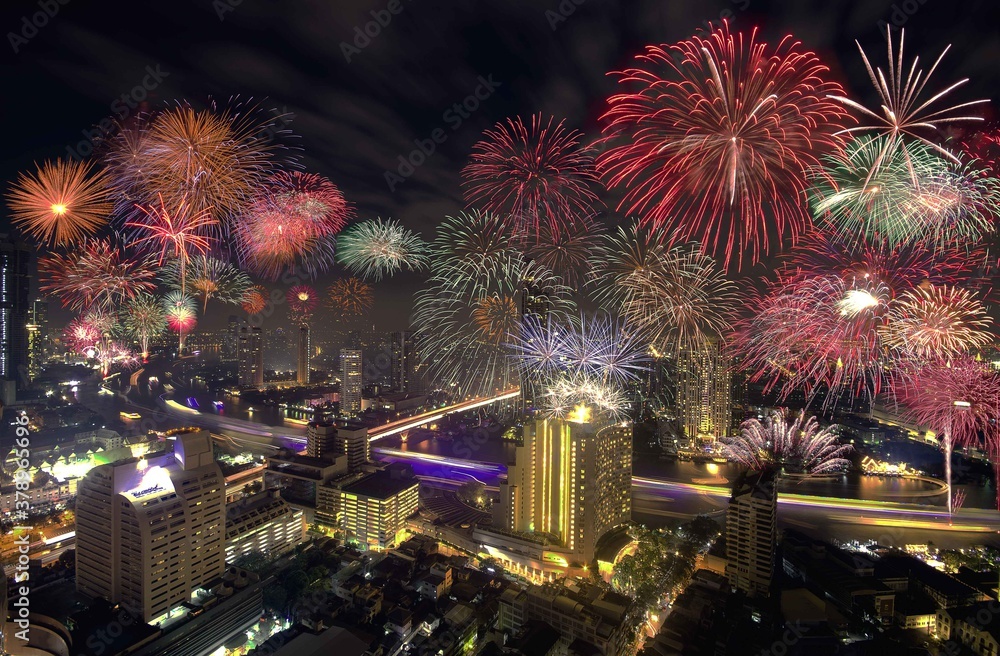 Obraz premium Colorful Fireworks above Bangkok City Cityscape Celebrating , A night long exposure of New Years Eve Celebration.