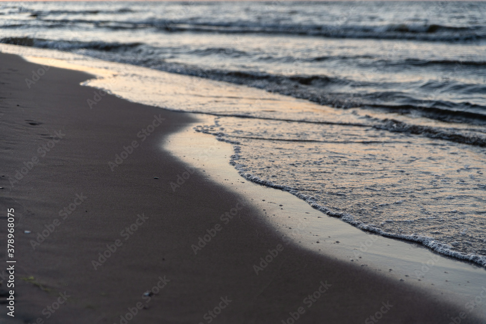 Gischt am Strand im Abendrot auf der Insel Usedom im Seebad Bansin Gischt am Strand im Abendrot auf der Insel Usedom im Seebad Bansin