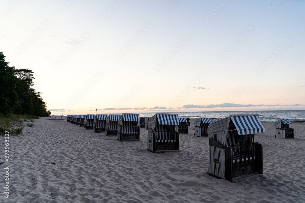 Strandkörbe im Abendrot auf der Insel Usedom im Seebad Bansin Strandkörbe im Abendrot auf der Insel Usedom im Seebad Bansin