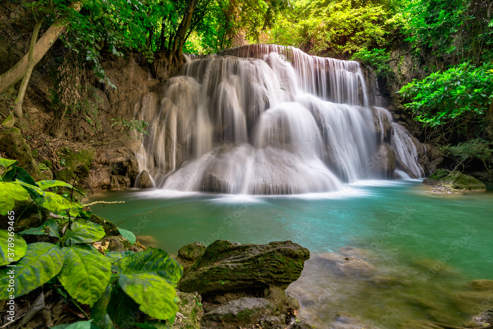 Obraz premium Huai Mae Khamin Waterfall attractions National Park on the Lake of Srinakarin Dam, Kanchanaburi, Thailand.Huai Mae Khamin Waterfall on winter season,